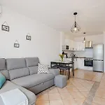 Apartament Marina Palace With Swimming Pool